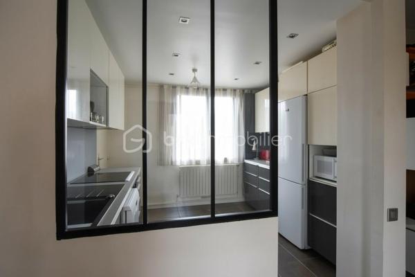 Situé en rez-de-chaussée surélevé, cet appartement lumineux et fonctionnel bénéficie d'un environnement calme, sans vis-à-vis, avec une agréable vue sur un espace verdoyant. Il se compose d'une entrée, d'un spacieux salon-salle à manger, d'une cuisine aménagée semi-ouverte par une verrière avec cellier attenant, de deux chambres, d'une salle de bains et d'un WC indépendant.
Une place de parking extérieur privative, une cave ainsi qu'un local à vélos complètent ce bien.
À proximité immédiate des commerces, des écoles et des transports, cet appartement offre un cadre de vie pratique et agréable.