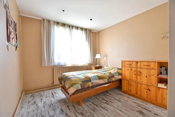 Situé en rez-de-chaussée surélevé, cet appartement lumineux et fonctionnel bénéficie d'un environnement calme, sans vis-à-vis, avec une agréable vue sur un espace verdoyant. Il se compose d'une entrée, d'un spacieux salon-salle à manger, d'une cuisine aménagée semi-ouverte par une verrière avec cellier attenant, de deux chambres, d'une salle de bains et d'un WC indépendant.
Une place de parking extérieur privative, une cave ainsi qu'un local à vélos complètent ce bien.
À proximité immédiate des commerces, des écoles et des transports, cet appartement offre un cadre de vie pratique et agréable.