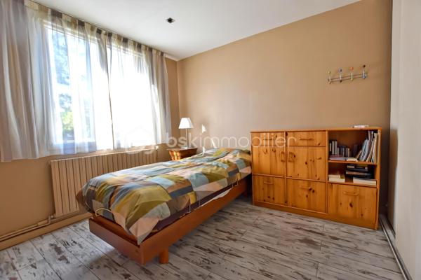 Situé en rez-de-chaussée surélevé, cet appartement lumineux et fonctionnel bénéficie d'un environnement calme, sans vis-à-vis, avec une agréable vue sur un espace verdoyant. Il se compose d'une entrée, d'un spacieux salon-salle à manger, d'une cuisine aménagée semi-ouverte par une verrière avec cellier attenant, de deux chambres, d'une salle de bains et d'un WC indépendant.
Une place de parking extérieur privative, une cave ainsi qu'un local à vélos complètent ce bien.
À proximité immédiate des commerces, des écoles et des transports, cet appartement offre un cadre de vie pratique et agréable.