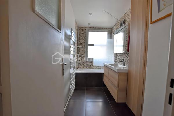 Situé en rez-de-chaussée surélevé, cet appartement lumineux et fonctionnel bénéficie d'un environnement calme, sans vis-à-vis, avec une agréable vue sur un espace verdoyant. Il se compose d'une entrée, d'un spacieux salon-salle à manger, d'une cuisine aménagée semi-ouverte par une verrière avec cellier attenant, de deux chambres, d'une salle de bains et d'un WC indépendant.
Une place de parking extérieur privative, une cave ainsi qu'un local à vélos complètent ce bien.
À proximité immédiate des commerces, des écoles et des transports, cet appartement offre un cadre de vie pratique et agréable.