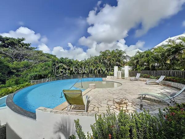 EXCLUSIVITE 
Delphine MIRANDA pour BSK Immobilier 

Saint François - Section Bellevue 
Dans un petit domaine privé et sécurisé, une résidence calme, intimiste et verdoyante à 1,2 kilomètres de la plage des Raisins Clairs je vous propose ce nouveau bien de standing en exclusivité.

Cet appartement d'une surface utile de 63,81 m2 se situe en rez-de-jardin et propose l'agencement suivant: 
Une entrée avec de nombreux rangements , un toilette indépendant, une pièce à vivre climatisée salon  avec un dégagement proposant un espace bureau ou une deuxième chambre selon votre convenance , un espace placard buanderie jouxtant une cuisine équipée avec passe-plat sur la terrasse.
La chambre climatisée dispose de deux grands placards et de sa salle d'eau avec douche à l'italienne.
Une grande terrasse abritée vient parfaire l'ensemble avec ses fermetures par volets roulants ajourés laissant ainsi passer la lumière tout en étant à l'abri des intempéries, prolongée par le jardin luxuriant.

Un accès direct par le jardin vous permet de profiter du parc de la résidence ou de la piscine à débordement non loin.
C'est un petit cocon dans un environnement cosy , calme et verdoyant.
La résidence est parfaitement entretenue vous bénéficiez également d'une citerne tampon collective , une place de parking privative et de places visiteurs.

Résidence principale, pied à terre , investissement cet appartement se prête à toutes les destinations.
Il est vendu meublé clé en main , aucun travaux à prévoir.
C'est sans conteste un coup de coeur tant pour l'appartement que pour la résidence et l'emplacement!

Alors n'hésitez pas à me contacter pour de plus amples informations , demandez la vidéo et échangeons sur votre projet.
Merci de privilégier le premier contact par appel ou message whatsapp.

Les charges de copropriété incluent : le fond de roulement du syndic, l'entretien des communs, de la piscine et des jardins, fond de travaux .....