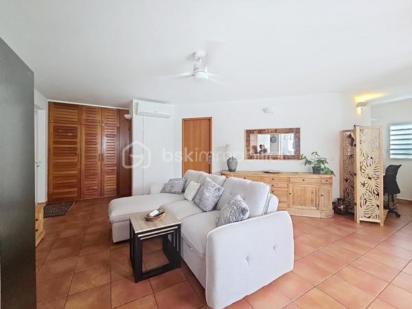 EXCLUSIVITE 
Delphine MIRANDA pour BSK Immobilier 

Saint François - Section Bellevue 
Dans un petit domaine privé et sécurisé, une résidence calme, intimiste et verdoyante à 1,2 kilomètres de la plage des Raisins Clairs je vous propose ce nouveau bien de standing en exclusivité.

Cet appartement d'une surface utile de 63,81 m2 se situe en rez-de-jardin et propose l'agencement suivant: 
Une entrée avec de nombreux rangements , un toilette indépendant, une pièce à vivre climatisée salon  avec un dégagement proposant un espace bureau ou une deuxième chambre selon votre convenance , un espace placard buanderie jouxtant une cuisine équipée avec passe-plat sur la terrasse.
La chambre climatisée dispose de deux grands placards et de sa salle d'eau avec douche à l'italienne.
Une grande terrasse abritée vient parfaire l'ensemble avec ses fermetures par volets roulants ajourés laissant ainsi passer la lumière tout en étant à l'abri des intempéries, prolongée par le jardin luxuriant.

Un accès direct par le jardin vous permet de profiter du parc de la résidence ou de la piscine à débordement non loin.
C'est un petit cocon dans un environnement cosy , calme et verdoyant.
La résidence est parfaitement entretenue vous bénéficiez également d'une citerne tampon collective , une place de parking privative et de places visiteurs.

Résidence principale, pied à terre , investissement cet appartement se prête à toutes les destinations.
Il est vendu meublé clé en main , aucun travaux à prévoir.
C'est sans conteste un coup de coeur tant pour l'appartement que pour la résidence et l'emplacement!

Alors n'hésitez pas à me contacter pour de plus amples informations , demandez la vidéo et échangeons sur votre projet.
Merci de privilégier le premier contact par appel ou message whatsapp.

Les charges de copropriété incluent : le fond de roulement du syndic, l'entretien des communs, de la piscine et des jardins, fond de travaux .....