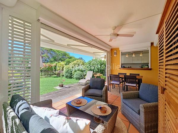 EXCLUSIVITE 
Delphine MIRANDA pour BSK Immobilier 

Saint François - Section Bellevue 
Dans un petit domaine privé et sécurisé, une résidence calme, intimiste et verdoyante à 1,2 kilomètres de la plage des Raisins Clairs je vous propose ce nouveau bien de standing en exclusivité.

Cet appartement d'une surface utile de 63,81 m2 se situe en rez-de-jardin et propose l'agencement suivant: 
Une entrée avec de nombreux rangements , un toilette indépendant, une pièce à vivre climatisée salon  avec un dégagement proposant un espace bureau ou une deuxième chambre selon votre convenance , un espace placard buanderie jouxtant une cuisine équipée avec passe-plat sur la terrasse.
La chambre climatisée dispose de deux grands placards et de sa salle d'eau avec douche à l'italienne.
Une grande terrasse abritée vient parfaire l'ensemble avec ses fermetures par volets roulants ajourés laissant ainsi passer la lumière tout en étant à l'abri des intempéries, prolongée par le jardin luxuriant.

Un accès direct par le jardin vous permet de profiter du parc de la résidence ou de la piscine à débordement non loin.
C'est un petit cocon dans un environnement cosy , calme et verdoyant.
La résidence est parfaitement entretenue vous bénéficiez également d'une citerne tampon collective , une place de parking privative et de places visiteurs.

Résidence principale, pied à terre , investissement cet appartement se prête à toutes les destinations.
Il est vendu meublé clé en main , aucun travaux à prévoir.
C'est sans conteste un coup de coeur tant pour l'appartement que pour la résidence et l'emplacement!

Alors n'hésitez pas à me contacter pour de plus amples informations , demandez la vidéo et échangeons sur votre projet.
Merci de privilégier le premier contact par appel ou message whatsapp.

Les charges de copropriété incluent : le fond de roulement du syndic, l'entretien des communs, de la piscine et des jardins, fond de travaux .....