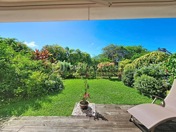 EXCLUSIVITE 
Delphine MIRANDA pour BSK Immobilier 

Saint François - Section Bellevue 
Dans un petit domaine privé et sécurisé, une résidence calme, intimiste et verdoyante à 1,2 kilomètres de la plage des Raisins Clairs je vous propose ce nouveau bien de standing en exclusivité.

Cet appartement d'une surface utile de 63,81 m2 se situe en rez-de-jardin et propose l'agencement suivant: 
Une entrée avec de nombreux rangements , un toilette indépendant, une pièce à vivre climatisée salon  avec un dégagement proposant un espace bureau ou une deuxième chambre selon votre convenance , un espace placard buanderie jouxtant une cuisine équipée avec passe-plat sur la terrasse.
La chambre climatisée dispose de deux grands placards et de sa salle d'eau avec douche à l'italienne.
Une grande terrasse abritée vient parfaire l'ensemble avec ses fermetures par volets roulants ajourés laissant ainsi passer la lumière tout en étant à l'abri des intempéries, prolongée par le jardin luxuriant.

Un accès direct par le jardin vous permet de profiter du parc de la résidence ou de la piscine à débordement non loin.
C'est un petit cocon dans un environnement cosy , calme et verdoyant.
La résidence est parfaitement entretenue vous bénéficiez également d'une citerne tampon collective , une place de parking privative et de places visiteurs.

Résidence principale, pied à terre , investissement cet appartement se prête à toutes les destinations.
Il est vendu meublé clé en main , aucun travaux à prévoir.
C'est sans conteste un coup de coeur tant pour l'appartement que pour la résidence et l'emplacement!

Alors n'hésitez pas à me contacter pour de plus amples informations , demandez la vidéo et échangeons sur votre projet.
Merci de privilégier le premier contact par appel ou message whatsapp.

Les charges de copropriété incluent : le fond de roulement du syndic, l'entretien des communs, de la piscine et des jardins, fond de travaux .....