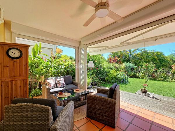 EXCLUSIVITE 
Delphine MIRANDA pour BSK Immobilier 

Saint François - Section Bellevue 
Dans un petit domaine privé et sécurisé, une résidence calme, intimiste et verdoyante à 1,2 kilomètres de la plage des Raisins Clairs je vous propose ce nouveau bien de standing en exclusivité.

Cet appartement d'une surface utile de 63,81 m2 se situe en rez-de-jardin et propose l'agencement suivant: 
Une entrée avec de nombreux rangements , un toilette indépendant, une pièce à vivre climatisée salon  avec un dégagement proposant un espace bureau ou une deuxième chambre selon votre convenance , un espace placard buanderie jouxtant une cuisine équipée avec passe-plat sur la terrasse.
La chambre climatisée dispose de deux grands placards et de sa salle d'eau avec douche à l'italienne.
Une grande terrasse abritée vient parfaire l'ensemble avec ses fermetures par volets roulants ajourés laissant ainsi passer la lumière tout en étant à l'abri des intempéries, prolongée par le jardin luxuriant.

Un accès direct par le jardin vous permet de profiter du parc de la résidence ou de la piscine à débordement non loin.
C'est un petit cocon dans un environnement cosy , calme et verdoyant.
La résidence est parfaitement entretenue vous bénéficiez également d'une citerne tampon collective , une place de parking privative et de places visiteurs.

Résidence principale, pied à terre , investissement cet appartement se prête à toutes les destinations.
Il est vendu meublé clé en main , aucun travaux à prévoir.
C'est sans conteste un coup de coeur tant pour l'appartement que pour la résidence et l'emplacement!

Alors n'hésitez pas à me contacter pour de plus amples informations , demandez la vidéo et échangeons sur votre projet.
Merci de privilégier le premier contact par appel ou message whatsapp.

Les charges de copropriété incluent : le fond de roulement du syndic, l'entretien des communs, de la piscine et des jardins, fond de travaux .....