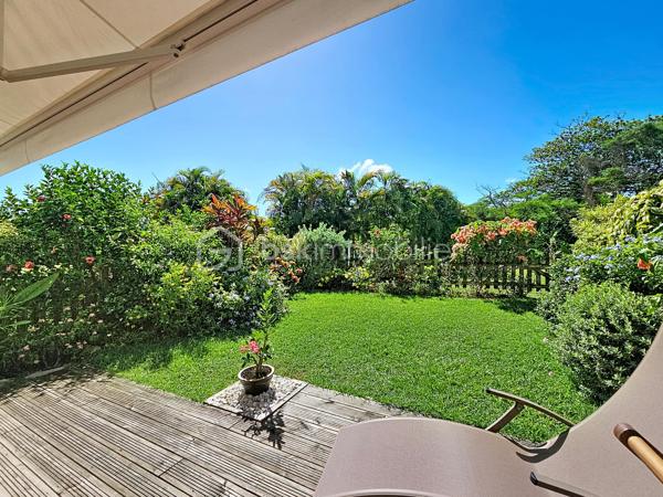 EXCLUSIVITE 
Delphine MIRANDA pour BSK Immobilier 

Saint François - Section Bellevue 
Dans un petit domaine privé et sécurisé, une résidence calme, intimiste et verdoyante à 1,2 kilomètres de la plage des Raisins Clairs je vous propose ce nouveau bien de standing en exclusivité.

Cet appartement d'une surface utile de 63,81 m2 se situe en rez-de-jardin et propose l'agencement suivant: 
Une entrée avec de nombreux rangements , un toilette indépendant, une pièce à vivre climatisée salon  avec un dégagement proposant un espace bureau ou une deuxième chambre selon votre convenance , un espace placard buanderie jouxtant une cuisine équipée avec passe-plat sur la terrasse.
La chambre climatisée dispose de deux grands placards et de sa salle d'eau avec douche à l'italienne.
Une grande terrasse abritée vient parfaire l'ensemble avec ses fermetures par volets roulants ajourés laissant ainsi passer la lumière tout en étant à l'abri des intempéries, prolongée par le jardin luxuriant.

Un accès direct par le jardin vous permet de profiter du parc de la résidence ou de la piscine à débordement non loin.
C'est un petit cocon dans un environnement cosy , calme et verdoyant.
La résidence est parfaitement entretenue vous bénéficiez également d'une citerne tampon collective , une place de parking privative et de places visiteurs.

Résidence principale, pied à terre , investissement cet appartement se prête à toutes les destinations.
Il est vendu meublé clé en main , aucun travaux à prévoir.
C'est sans conteste un coup de coeur tant pour l'appartement que pour la résidence et l'emplacement!

Alors n'hésitez pas à me contacter pour de plus amples informations , demandez la vidéo et échangeons sur votre projet.
Merci de privilégier le premier contact par appel ou message whatsapp.

Les charges de copropriété incluent : le fond de roulement du syndic, l'entretien des communs, de la piscine et des jardins, fond de travaux .....