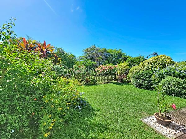 EXCLUSIVITE 
Delphine MIRANDA pour BSK Immobilier 

Saint François - Section Bellevue 
Dans un petit domaine privé et sécurisé, une résidence calme, intimiste et verdoyante à 1,2 kilomètres de la plage des Raisins Clairs je vous propose ce nouveau bien de standing en exclusivité.

Cet appartement d'une surface utile de 63,81 m2 se situe en rez-de-jardin et propose l'agencement suivant: 
Une entrée avec de nombreux rangements , un toilette indépendant, une pièce à vivre climatisée salon  avec un dégagement proposant un espace bureau ou une deuxième chambre selon votre convenance , un espace placard buanderie jouxtant une cuisine équipée avec passe-plat sur la terrasse.
La chambre climatisée dispose de deux grands placards et de sa salle d'eau avec douche à l'italienne.
Une grande terrasse abritée vient parfaire l'ensemble avec ses fermetures par volets roulants ajourés laissant ainsi passer la lumière tout en étant à l'abri des intempéries, prolongée par le jardin luxuriant.

Un accès direct par le jardin vous permet de profiter du parc de la résidence ou de la piscine à débordement non loin.
C'est un petit cocon dans un environnement cosy , calme et verdoyant.
La résidence est parfaitement entretenue vous bénéficiez également d'une citerne tampon collective , une place de parking privative et de places visiteurs.

Résidence principale, pied à terre , investissement cet appartement se prête à toutes les destinations.
Il est vendu meublé clé en main , aucun travaux à prévoir.
C'est sans conteste un coup de coeur tant pour l'appartement que pour la résidence et l'emplacement!

Alors n'hésitez pas à me contacter pour de plus amples informations , demandez la vidéo et échangeons sur votre projet.
Merci de privilégier le premier contact par appel ou message whatsapp.

Les charges de copropriété incluent : le fond de roulement du syndic, l'entretien des communs, de la piscine et des jardins, fond de travaux .....