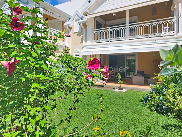 EXCLUSIVITE 
Delphine MIRANDA pour BSK Immobilier 

Saint François - Section Bellevue 
Dans un petit domaine privé et sécurisé, une résidence calme, intimiste et verdoyante à 1,2 kilomètres de la plage des Raisins Clairs je vous propose ce nouveau bien de standing en exclusivité.

Cet appartement d'une surface utile de 63,81 m2 se situe en rez-de-jardin et propose l'agencement suivant: 
Une entrée avec de nombreux rangements , un toilette indépendant, une pièce à vivre climatisée salon  avec un dégagement proposant un espace bureau ou une deuxième chambre selon votre convenance , un espace placard buanderie jouxtant une cuisine équipée avec passe-plat sur la terrasse.
La chambre climatisée dispose de deux grands placards et de sa salle d'eau avec douche à l'italienne.
Une grande terrasse abritée vient parfaire l'ensemble avec ses fermetures par volets roulants ajourés laissant ainsi passer la lumière tout en étant à l'abri des intempéries, prolongée par le jardin luxuriant.

Un accès direct par le jardin vous permet de profiter du parc de la résidence ou de la piscine à débordement non loin.
C'est un petit cocon dans un environnement cosy , calme et verdoyant.
La résidence est parfaitement entretenue vous bénéficiez également d'une citerne tampon collective , une place de parking privative et de places visiteurs.

Résidence principale, pied à terre , investissement cet appartement se prête à toutes les destinations.
Il est vendu meublé clé en main , aucun travaux à prévoir.
C'est sans conteste un coup de coeur tant pour l'appartement que pour la résidence et l'emplacement!

Alors n'hésitez pas à me contacter pour de plus amples informations , demandez la vidéo et échangeons sur votre projet.
Merci de privilégier le premier contact par appel ou message whatsapp.

Les charges de copropriété incluent : le fond de roulement du syndic, l'entretien des communs, de la piscine et des jardins, fond de travaux .....