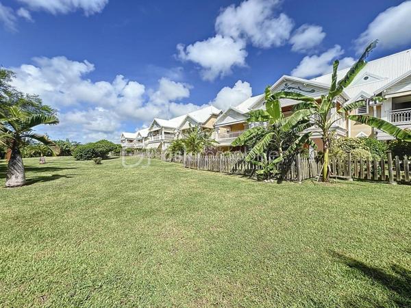 EXCLUSIVITE 
Delphine MIRANDA pour BSK Immobilier 

Saint François - Section Bellevue 
Dans un petit domaine privé et sécurisé, une résidence calme, intimiste et verdoyante à 1,2 kilomètres de la plage des Raisins Clairs je vous propose ce nouveau bien de standing en exclusivité.

Cet appartement d'une surface utile de 63,81 m2 se situe en rez-de-jardin et propose l'agencement suivant: 
Une entrée avec de nombreux rangements , un toilette indépendant, une pièce à vivre climatisée salon  avec un dégagement proposant un espace bureau ou une deuxième chambre selon votre convenance , un espace placard buanderie jouxtant une cuisine équipée avec passe-plat sur la terrasse.
La chambre climatisée dispose de deux grands placards et de sa salle d'eau avec douche à l'italienne.
Une grande terrasse abritée vient parfaire l'ensemble avec ses fermetures par volets roulants ajourés laissant ainsi passer la lumière tout en étant à l'abri des intempéries, prolongée par le jardin luxuriant.

Un accès direct par le jardin vous permet de profiter du parc de la résidence ou de la piscine à débordement non loin.
C'est un petit cocon dans un environnement cosy , calme et verdoyant.
La résidence est parfaitement entretenue vous bénéficiez également d'une citerne tampon collective , une place de parking privative et de places visiteurs.

Résidence principale, pied à terre , investissement cet appartement se prête à toutes les destinations.
Il est vendu meublé clé en main , aucun travaux à prévoir.
C'est sans conteste un coup de coeur tant pour l'appartement que pour la résidence et l'emplacement!

Alors n'hésitez pas à me contacter pour de plus amples informations , demandez la vidéo et échangeons sur votre projet.
Merci de privilégier le premier contact par appel ou message whatsapp.

Les charges de copropriété incluent : le fond de roulement du syndic, l'entretien des communs, de la piscine et des jardins, fond de travaux .....
