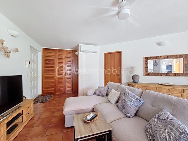 EXCLUSIVITE 
Delphine MIRANDA pour BSK Immobilier 

Saint François - Section Bellevue 
Dans un petit domaine privé et sécurisé, une résidence calme, intimiste et verdoyante à 1,2 kilomètres de la plage des Raisins Clairs je vous propose ce nouveau bien de standing en exclusivité.

Cet appartement d'une surface utile de 63,81 m2 se situe en rez-de-jardin et propose l'agencement suivant: 
Une entrée avec de nombreux rangements , un toilette indépendant, une pièce à vivre climatisée salon  avec un dégagement proposant un espace bureau ou une deuxième chambre selon votre convenance , un espace placard buanderie jouxtant une cuisine équipée avec passe-plat sur la terrasse.
La chambre climatisée dispose de deux grands placards et de sa salle d'eau avec douche à l'italienne.
Une grande terrasse abritée vient parfaire l'ensemble avec ses fermetures par volets roulants ajourés laissant ainsi passer la lumière tout en étant à l'abri des intempéries, prolongée par le jardin luxuriant.

Un accès direct par le jardin vous permet de profiter du parc de la résidence ou de la piscine à débordement non loin.
C'est un petit cocon dans un environnement cosy , calme et verdoyant.
La résidence est parfaitement entretenue vous bénéficiez également d'une citerne tampon collective , une place de parking privative et de places visiteurs.

Résidence principale, pied à terre , investissement cet appartement se prête à toutes les destinations.
Il est vendu meublé clé en main , aucun travaux à prévoir.
C'est sans conteste un coup de coeur tant pour l'appartement que pour la résidence et l'emplacement!

Alors n'hésitez pas à me contacter pour de plus amples informations , demandez la vidéo et échangeons sur votre projet.
Merci de privilégier le premier contact par appel ou message whatsapp.

Les charges de copropriété incluent : le fond de roulement du syndic, l'entretien des communs, de la piscine et des jardins, fond de travaux .....