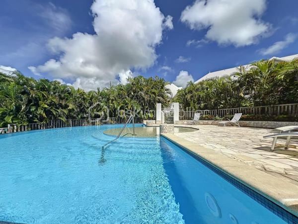 EXCLUSIVITE 
Delphine MIRANDA pour BSK Immobilier 

Saint François - Section Bellevue 
Dans un petit domaine privé et sécurisé, une résidence calme, intimiste et verdoyante à 1,2 kilomètres de la plage des Raisins Clairs je vous propose ce nouveau bien de standing en exclusivité.

Cet appartement d'une surface utile de 63,81 m2 se situe en rez-de-jardin et propose l'agencement suivant: 
Une entrée avec de nombreux rangements , un toilette indépendant, une pièce à vivre climatisée salon  avec un dégagement proposant un espace bureau ou une deuxième chambre selon votre convenance , un espace placard buanderie jouxtant une cuisine équipée avec passe-plat sur la terrasse.
La chambre climatisée dispose de deux grands placards et de sa salle d'eau avec douche à l'italienne.
Une grande terrasse abritée vient parfaire l'ensemble avec ses fermetures par volets roulants ajourés laissant ainsi passer la lumière tout en étant à l'abri des intempéries, prolongée par le jardin luxuriant.

Un accès direct par le jardin vous permet de profiter du parc de la résidence ou de la piscine à débordement non loin.
C'est un petit cocon dans un environnement cosy , calme et verdoyant.
La résidence est parfaitement entretenue vous bénéficiez également d'une citerne tampon collective , une place de parking privative et de places visiteurs.

Résidence principale, pied à terre , investissement cet appartement se prête à toutes les destinations.
Il est vendu meublé clé en main , aucun travaux à prévoir.
C'est sans conteste un coup de coeur tant pour l'appartement que pour la résidence et l'emplacement!

Alors n'hésitez pas à me contacter pour de plus amples informations , demandez la vidéo et échangeons sur votre projet.
Merci de privilégier le premier contact par appel ou message whatsapp.

Les charges de copropriété incluent : le fond de roulement du syndic, l'entretien des communs, de la piscine et des jardins, fond de travaux .....