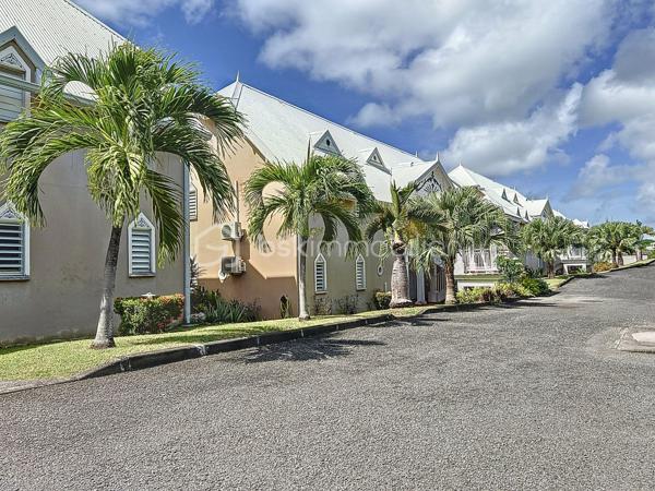 EXCLUSIVITE 
Delphine MIRANDA pour BSK Immobilier 

Saint François - Section Bellevue 
Dans un petit domaine privé et sécurisé, une résidence calme, intimiste et verdoyante à 1,2 kilomètres de la plage des Raisins Clairs je vous propose ce nouveau bien de standing en exclusivité.

Cet appartement d'une surface utile de 63,81 m2 se situe en rez-de-jardin et propose l'agencement suivant: 
Une entrée avec de nombreux rangements , un toilette indépendant, une pièce à vivre climatisée salon  avec un dégagement proposant un espace bureau ou une deuxième chambre selon votre convenance , un espace placard buanderie jouxtant une cuisine équipée avec passe-plat sur la terrasse.
La chambre climatisée dispose de deux grands placards et de sa salle d'eau avec douche à l'italienne.
Une grande terrasse abritée vient parfaire l'ensemble avec ses fermetures par volets roulants ajourés laissant ainsi passer la lumière tout en étant à l'abri des intempéries, prolongée par le jardin luxuriant.

Un accès direct par le jardin vous permet de profiter du parc de la résidence ou de la piscine à débordement non loin.
C'est un petit cocon dans un environnement cosy , calme et verdoyant.
La résidence est parfaitement entretenue vous bénéficiez également d'une citerne tampon collective , une place de parking privative et de places visiteurs.

Résidence principale, pied à terre , investissement cet appartement se prête à toutes les destinations.
Il est vendu meublé clé en main , aucun travaux à prévoir.
C'est sans conteste un coup de coeur tant pour l'appartement que pour la résidence et l'emplacement!

Alors n'hésitez pas à me contacter pour de plus amples informations , demandez la vidéo et échangeons sur votre projet.
Merci de privilégier le premier contact par appel ou message whatsapp.

Les charges de copropriété incluent : le fond de roulement du syndic, l'entretien des communs, de la piscine et des jardins, fond de travaux .....