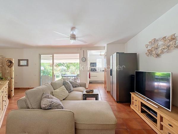 EXCLUSIVITE 
Delphine MIRANDA pour BSK Immobilier 

Saint François - Section Bellevue 
Dans un petit domaine privé et sécurisé, une résidence calme, intimiste et verdoyante à 1,2 kilomètres de la plage des Raisins Clairs je vous propose ce nouveau bien de standing en exclusivité.

Cet appartement d'une surface utile de 63,81 m2 se situe en rez-de-jardin et propose l'agencement suivant: 
Une entrée avec de nombreux rangements , un toilette indépendant, une pièce à vivre climatisée salon  avec un dégagement proposant un espace bureau ou une deuxième chambre selon votre convenance , un espace placard buanderie jouxtant une cuisine équipée avec passe-plat sur la terrasse.
La chambre climatisée dispose de deux grands placards et de sa salle d'eau avec douche à l'italienne.
Une grande terrasse abritée vient parfaire l'ensemble avec ses fermetures par volets roulants ajourés laissant ainsi passer la lumière tout en étant à l'abri des intempéries, prolongée par le jardin luxuriant.

Un accès direct par le jardin vous permet de profiter du parc de la résidence ou de la piscine à débordement non loin.
C'est un petit cocon dans un environnement cosy , calme et verdoyant.
La résidence est parfaitement entretenue vous bénéficiez également d'une citerne tampon collective , une place de parking privative et de places visiteurs.

Résidence principale, pied à terre , investissement cet appartement se prête à toutes les destinations.
Il est vendu meublé clé en main , aucun travaux à prévoir.
C'est sans conteste un coup de coeur tant pour l'appartement que pour la résidence et l'emplacement!

Alors n'hésitez pas à me contacter pour de plus amples informations , demandez la vidéo et échangeons sur votre projet.
Merci de privilégier le premier contact par appel ou message whatsapp.

Les charges de copropriété incluent : le fond de roulement du syndic, l'entretien des communs, de la piscine et des jardins, fond de travaux .....