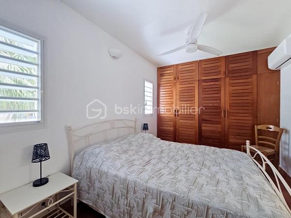 EXCLUSIVITE 
Delphine MIRANDA pour BSK Immobilier 

Saint François - Section Bellevue 
Dans un petit domaine privé et sécurisé, une résidence calme, intimiste et verdoyante à 1,2 kilomètres de la plage des Raisins Clairs je vous propose ce nouveau bien de standing en exclusivité.

Cet appartement d'une surface utile de 63,81 m2 se situe en rez-de-jardin et propose l'agencement suivant: 
Une entrée avec de nombreux rangements , un toilette indépendant, une pièce à vivre climatisée salon  avec un dégagement proposant un espace bureau ou une deuxième chambre selon votre convenance , un espace placard buanderie jouxtant une cuisine équipée avec passe-plat sur la terrasse.
La chambre climatisée dispose de deux grands placards et de sa salle d'eau avec douche à l'italienne.
Une grande terrasse abritée vient parfaire l'ensemble avec ses fermetures par volets roulants ajourés laissant ainsi passer la lumière tout en étant à l'abri des intempéries, prolongée par le jardin luxuriant.

Un accès direct par le jardin vous permet de profiter du parc de la résidence ou de la piscine à débordement non loin.
C'est un petit cocon dans un environnement cosy , calme et verdoyant.
La résidence est parfaitement entretenue vous bénéficiez également d'une citerne tampon collective , une place de parking privative et de places visiteurs.

Résidence principale, pied à terre , investissement cet appartement se prête à toutes les destinations.
Il est vendu meublé clé en main , aucun travaux à prévoir.
C'est sans conteste un coup de coeur tant pour l'appartement que pour la résidence et l'emplacement!

Alors n'hésitez pas à me contacter pour de plus amples informations , demandez la vidéo et échangeons sur votre projet.
Merci de privilégier le premier contact par appel ou message whatsapp.

Les charges de copropriété incluent : le fond de roulement du syndic, l'entretien des communs, de la piscine et des jardins, fond de travaux .....