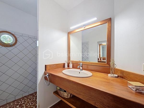 EXCLUSIVITE 
Delphine MIRANDA pour BSK Immobilier 

Saint François - Section Bellevue 
Dans un petit domaine privé et sécurisé, une résidence calme, intimiste et verdoyante à 1,2 kilomètres de la plage des Raisins Clairs je vous propose ce nouveau bien de standing en exclusivité.

Cet appartement d'une surface utile de 63,81 m2 se situe en rez-de-jardin et propose l'agencement suivant: 
Une entrée avec de nombreux rangements , un toilette indépendant, une pièce à vivre climatisée salon  avec un dégagement proposant un espace bureau ou une deuxième chambre selon votre convenance , un espace placard buanderie jouxtant une cuisine équipée avec passe-plat sur la terrasse.
La chambre climatisée dispose de deux grands placards et de sa salle d'eau avec douche à l'italienne.
Une grande terrasse abritée vient parfaire l'ensemble avec ses fermetures par volets roulants ajourés laissant ainsi passer la lumière tout en étant à l'abri des intempéries, prolongée par le jardin luxuriant.

Un accès direct par le jardin vous permet de profiter du parc de la résidence ou de la piscine à débordement non loin.
C'est un petit cocon dans un environnement cosy , calme et verdoyant.
La résidence est parfaitement entretenue vous bénéficiez également d'une citerne tampon collective , une place de parking privative et de places visiteurs.

Résidence principale, pied à terre , investissement cet appartement se prête à toutes les destinations.
Il est vendu meublé clé en main , aucun travaux à prévoir.
C'est sans conteste un coup de coeur tant pour l'appartement que pour la résidence et l'emplacement!

Alors n'hésitez pas à me contacter pour de plus amples informations , demandez la vidéo et échangeons sur votre projet.
Merci de privilégier le premier contact par appel ou message whatsapp.

Les charges de copropriété incluent : le fond de roulement du syndic, l'entretien des communs, de la piscine et des jardins, fond de travaux .....