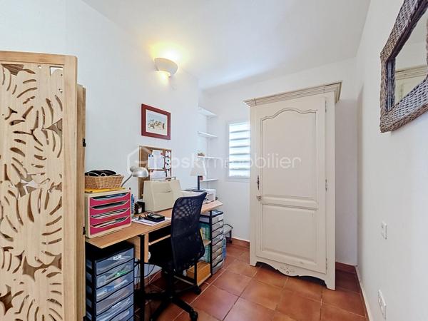 EXCLUSIVITE 
Delphine MIRANDA pour BSK Immobilier 

Saint François - Section Bellevue 
Dans un petit domaine privé et sécurisé, une résidence calme, intimiste et verdoyante à 1,2 kilomètres de la plage des Raisins Clairs je vous propose ce nouveau bien de standing en exclusivité.

Cet appartement d'une surface utile de 63,81 m2 se situe en rez-de-jardin et propose l'agencement suivant: 
Une entrée avec de nombreux rangements , un toilette indépendant, une pièce à vivre climatisée salon  avec un dégagement proposant un espace bureau ou une deuxième chambre selon votre convenance , un espace placard buanderie jouxtant une cuisine équipée avec passe-plat sur la terrasse.
La chambre climatisée dispose de deux grands placards et de sa salle d'eau avec douche à l'italienne.
Une grande terrasse abritée vient parfaire l'ensemble avec ses fermetures par volets roulants ajourés laissant ainsi passer la lumière tout en étant à l'abri des intempéries, prolongée par le jardin luxuriant.

Un accès direct par le jardin vous permet de profiter du parc de la résidence ou de la piscine à débordement non loin.
C'est un petit cocon dans un environnement cosy , calme et verdoyant.
La résidence est parfaitement entretenue vous bénéficiez également d'une citerne tampon collective , une place de parking privative et de places visiteurs.

Résidence principale, pied à terre , investissement cet appartement se prête à toutes les destinations.
Il est vendu meublé clé en main , aucun travaux à prévoir.
C'est sans conteste un coup de coeur tant pour l'appartement que pour la résidence et l'emplacement!

Alors n'hésitez pas à me contacter pour de plus amples informations , demandez la vidéo et échangeons sur votre projet.
Merci de privilégier le premier contact par appel ou message whatsapp.

Les charges de copropriété incluent : le fond de roulement du syndic, l'entretien des communs, de la piscine et des jardins, fond de travaux .....
