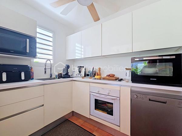 EXCLUSIVITE 
Delphine MIRANDA pour BSK Immobilier 

Saint François - Section Bellevue 
Dans un petit domaine privé et sécurisé, une résidence calme, intimiste et verdoyante à 1,2 kilomètres de la plage des Raisins Clairs je vous propose ce nouveau bien de standing en exclusivité.

Cet appartement d'une surface utile de 63,81 m2 se situe en rez-de-jardin et propose l'agencement suivant: 
Une entrée avec de nombreux rangements , un toilette indépendant, une pièce à vivre climatisée salon  avec un dégagement proposant un espace bureau ou une deuxième chambre selon votre convenance , un espace placard buanderie jouxtant une cuisine équipée avec passe-plat sur la terrasse.
La chambre climatisée dispose de deux grands placards et de sa salle d'eau avec douche à l'italienne.
Une grande terrasse abritée vient parfaire l'ensemble avec ses fermetures par volets roulants ajourés laissant ainsi passer la lumière tout en étant à l'abri des intempéries, prolongée par le jardin luxuriant.

Un accès direct par le jardin vous permet de profiter du parc de la résidence ou de la piscine à débordement non loin.
C'est un petit cocon dans un environnement cosy , calme et verdoyant.
La résidence est parfaitement entretenue vous bénéficiez également d'une citerne tampon collective , une place de parking privative et de places visiteurs.

Résidence principale, pied à terre , investissement cet appartement se prête à toutes les destinations.
Il est vendu meublé clé en main , aucun travaux à prévoir.
C'est sans conteste un coup de coeur tant pour l'appartement que pour la résidence et l'emplacement!

Alors n'hésitez pas à me contacter pour de plus amples informations , demandez la vidéo et échangeons sur votre projet.
Merci de privilégier le premier contact par appel ou message whatsapp.

Les charges de copropriété incluent : le fond de roulement du syndic, l'entretien des communs, de la piscine et des jardins, fond de travaux .....