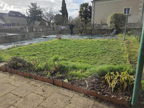 PRÉE D'ANJOU - AMPOIGNÉ - Maison plain pied 80 m2 habitables, deux chambres avec garage et jardin.