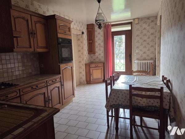 PRÉE D'ANJOU - AMPOIGNÉ - Maison plain pied 80 m2 habitables, deux chambres avec garage et jardin.