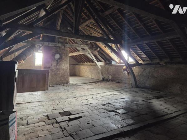 PRÉE D'ANJOU - AMPOIGNÉ - Maison plain pied 80 m2 habitables, deux chambres avec garage et jardin.