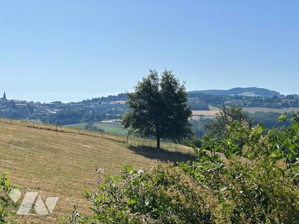 Maison dans la nature avec étang et piscine couverte.