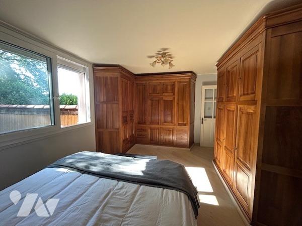 Maison dans la nature avec étang et piscine couverte.