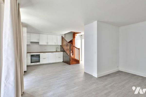 En impasse, proximité square, T2 en duplex de 62,01 m², Libre.