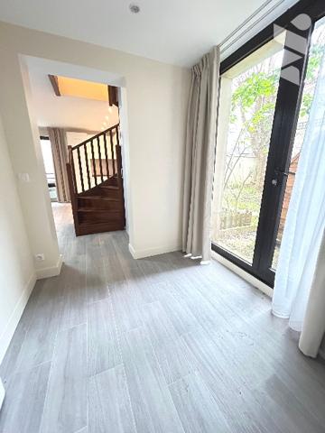 En impasse, proximité square, T2 en duplex de 62,01 m², Libre.