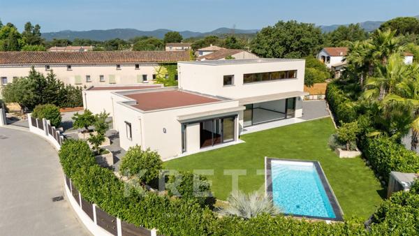 MAISON CONTEMPORAINE T5 AVEC PISCINE PROCHE DU VILLAGE DE GRIMAUD