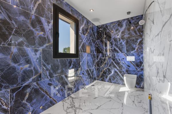 MAISON CONTEMPORAINE T5 AVEC PISCINE PROCHE DU VILLAGE DE GRIMAUD