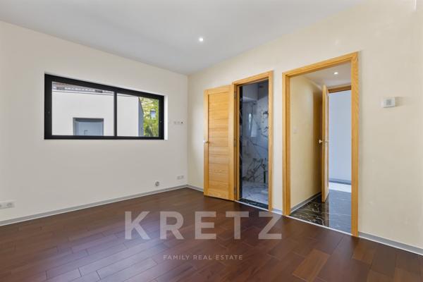 MAISON CONTEMPORAINE T5 AVEC PISCINE PROCHE DU VILLAGE DE GRIMAUD