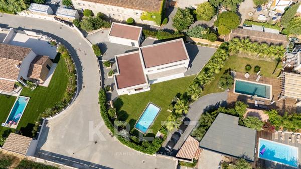 MAISON CONTEMPORAINE T5 AVEC PISCINE PROCHE DU VILLAGE DE GRIMAUD