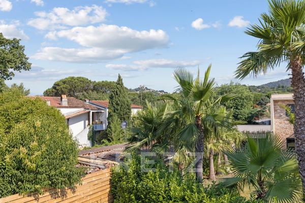 MAISON CONTEMPORAINE T5 AVEC PISCINE PROCHE DU VILLAGE DE GRIMAUD