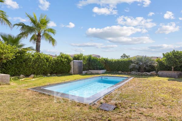 MAISON CONTEMPORAINE T5 AVEC PISCINE PROCHE DU VILLAGE DE GRIMAUD