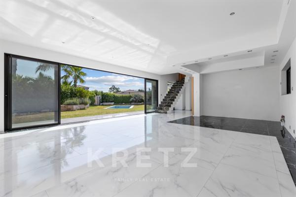 MAISON CONTEMPORAINE T5 AVEC PISCINE PROCHE DU VILLAGE DE GRIMAUD