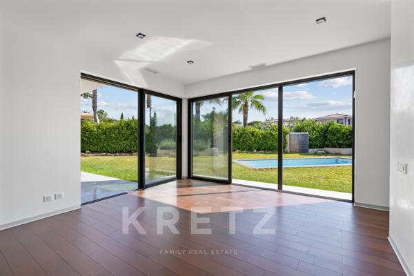 MAISON CONTEMPORAINE T5 AVEC PISCINE PROCHE DU VILLAGE DE GRIMAUD