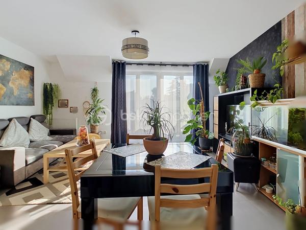 EXCLUSIVITÉ À COUPVRAY
Laissez-vous séduire par ce magnifique appartement 3 pièces de 61 m² Carrez, niché au 2ᵉ et dernier étage d’une résidence récente, sécurisée et parfaitement entretenue.
Dès l’entrée, vous découvrirez une belle pièce de vie baignée de lumière grâce à son exposition plein ouest. Le séjour s’ouvre sur un agréable balcon sans vis-à-vis direct, offrant une vue dégagée et un véritable espace de détente.
La cuisine ouverte, moderne, aménagée et équipée, s’intègre parfaitement à l’espace de vie pour des moments conviviaux en famille ou entre amis. Des toilettes indépendantes complètent cet espace.
Côté nuit, un espace entièrement privé comprend : 
✅ Deux chambres confortables avec placards intégrés
✅ Une salle de bains fonctionnelle
✅ Un espace buanderie astucieusement aménagé 
+++ Les atouts qui font la différence :
✔ Résidence récente et calme
✔ 2 de parking privatives en sous-sol sécurisé
✔ Fibre optique
✔ Double vitrage et excellente isolation
✔ Compteurs individuels (eau, gaz, électricité) avec chaudière individuelle
✔ DPE C : confort et économies d'énergie
✔ Faibles charges de copropriété
✔ Ravalement déjà voté et réglé par les propriétaires actuels
📍 Emplacement privilégié dans le secteur recherché Centre-Ville / Château de Coupvray, à proximité des commerces, écoles, transports et espaces verts, tout en bénéficiant d’un environnement paisible.
Un appartement clé en main, parfait pour un premier achat, un jeune couple ou un investissement locatif de qualité.
📞 Une visite s’impose ! Contactez-moi dès maintenant au 06.78.06.00.98 
"Posez vos valises et profitez : ce petit bijou n’attend plus que vous !" 🏡