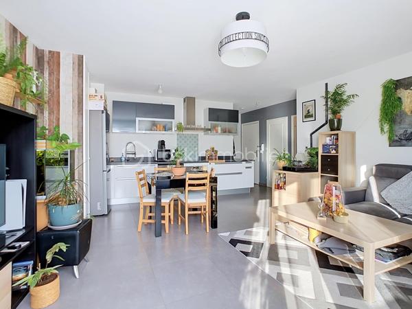 EXCLUSIVITÉ À COUPVRAY
Laissez-vous séduire par ce magnifique appartement 3 pièces de 61 m² Carrez, niché au 2ᵉ et dernier étage d’une résidence récente, sécurisée et parfaitement entretenue.
Dès l’entrée, vous découvrirez une belle pièce de vie baignée de lumière grâce à son exposition plein ouest. Le séjour s’ouvre sur un agréable balcon sans vis-à-vis direct, offrant une vue dégagée et un véritable espace de détente.
La cuisine ouverte, moderne, aménagée et équipée, s’intègre parfaitement à l’espace de vie pour des moments conviviaux en famille ou entre amis. Des toilettes indépendantes complètent cet espace.
Côté nuit, un espace entièrement privé comprend : 
✅ Deux chambres confortables avec placards intégrés
✅ Une salle de bains fonctionnelle
✅ Un espace buanderie astucieusement aménagé 
+++ Les atouts qui font la différence :
✔ Résidence récente et calme
✔ 2 de parking privatives en sous-sol sécurisé
✔ Fibre optique
✔ Double vitrage et excellente isolation
✔ Compteurs individuels (eau, gaz, électricité) avec chaudière individuelle
✔ DPE C : confort et économies d'énergie
✔ Faibles charges de copropriété
✔ Ravalement déjà voté et réglé par les propriétaires actuels
📍 Emplacement privilégié dans le secteur recherché Centre-Ville / Château de Coupvray, à proximité des commerces, écoles, transports et espaces verts, tout en bénéficiant d’un environnement paisible.
Un appartement clé en main, parfait pour un premier achat, un jeune couple ou un investissement locatif de qualité.
📞 Une visite s’impose ! Contactez-moi dès maintenant au 06.78.06.00.98 
"Posez vos valises et profitez : ce petit bijou n’attend plus que vous !" 🏡