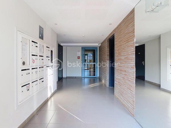 EXCLUSIVITÉ À COUPVRAY
Laissez-vous séduire par ce magnifique appartement 3 pièces de 61 m² Carrez, niché au 2ᵉ et dernier étage d’une résidence récente, sécurisée et parfaitement entretenue.
Dès l’entrée, vous découvrirez une belle pièce de vie baignée de lumière grâce à son exposition plein ouest. Le séjour s’ouvre sur un agréable balcon sans vis-à-vis direct, offrant une vue dégagée et un véritable espace de détente.
La cuisine ouverte, moderne, aménagée et équipée, s’intègre parfaitement à l’espace de vie pour des moments conviviaux en famille ou entre amis. Des toilettes indépendantes complètent cet espace.
Côté nuit, un espace entièrement privé comprend : 
✅ Deux chambres confortables avec placards intégrés
✅ Une salle de bains fonctionnelle
✅ Un espace buanderie astucieusement aménagé 
+++ Les atouts qui font la différence :
✔ Résidence récente et calme
✔ 2 de parking privatives en sous-sol sécurisé
✔ Fibre optique
✔ Double vitrage et excellente isolation
✔ Compteurs individuels (eau, gaz, électricité) avec chaudière individuelle
✔ DPE C : confort et économies d'énergie
✔ Faibles charges de copropriété
✔ Ravalement déjà voté et réglé par les propriétaires actuels
📍 Emplacement privilégié dans le secteur recherché Centre-Ville / Château de Coupvray, à proximité des commerces, écoles, transports et espaces verts, tout en bénéficiant d’un environnement paisible.
Un appartement clé en main, parfait pour un premier achat, un jeune couple ou un investissement locatif de qualité.
📞 Une visite s’impose ! Contactez-moi dès maintenant au 06.78.06.00.98 
"Posez vos valises et profitez : ce petit bijou n’attend plus que vous !" 🏡