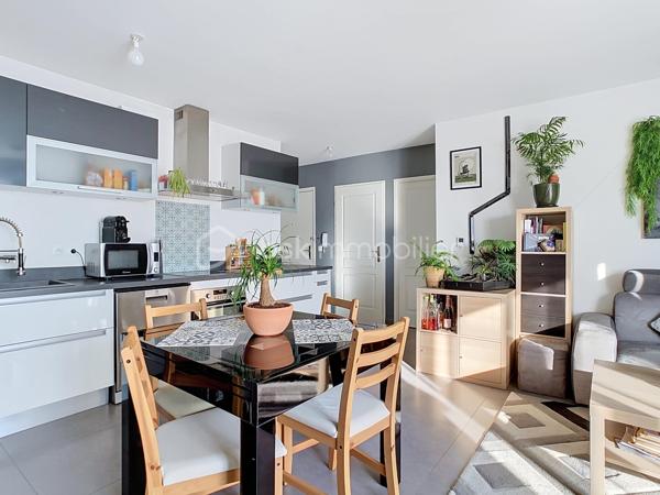 EXCLUSIVITÉ À COUPVRAY
Laissez-vous séduire par ce magnifique appartement 3 pièces de 61 m² Carrez, niché au 2ᵉ et dernier étage d’une résidence récente, sécurisée et parfaitement entretenue.
Dès l’entrée, vous découvrirez une belle pièce de vie baignée de lumière grâce à son exposition plein ouest. Le séjour s’ouvre sur un agréable balcon sans vis-à-vis direct, offrant une vue dégagée et un véritable espace de détente.
La cuisine ouverte, moderne, aménagée et équipée, s’intègre parfaitement à l’espace de vie pour des moments conviviaux en famille ou entre amis. Des toilettes indépendantes complètent cet espace.
Côté nuit, un espace entièrement privé comprend : 
✅ Deux chambres confortables avec placards intégrés
✅ Une salle de bains fonctionnelle
✅ Un espace buanderie astucieusement aménagé 
+++ Les atouts qui font la différence :
✔ Résidence récente et calme
✔ 2 de parking privatives en sous-sol sécurisé
✔ Fibre optique
✔ Double vitrage et excellente isolation
✔ Compteurs individuels (eau, gaz, électricité) avec chaudière individuelle
✔ DPE C : confort et économies d'énergie
✔ Faibles charges de copropriété
✔ Ravalement déjà voté et réglé par les propriétaires actuels
📍 Emplacement privilégié dans le secteur recherché Centre-Ville / Château de Coupvray, à proximité des commerces, écoles, transports et espaces verts, tout en bénéficiant d’un environnement paisible.
Un appartement clé en main, parfait pour un premier achat, un jeune couple ou un investissement locatif de qualité.
📞 Une visite s’impose ! Contactez-moi dès maintenant au 06.78.06.00.98 
"Posez vos valises et profitez : ce petit bijou n’attend plus que vous !" 🏡