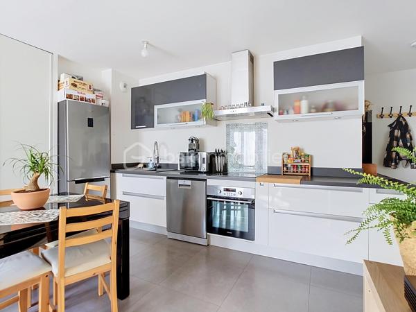 EXCLUSIVITÉ À COUPVRAY
Laissez-vous séduire par ce magnifique appartement 3 pièces de 61 m² Carrez, niché au 2ᵉ et dernier étage d’une résidence récente, sécurisée et parfaitement entretenue.
Dès l’entrée, vous découvrirez une belle pièce de vie baignée de lumière grâce à son exposition plein ouest. Le séjour s’ouvre sur un agréable balcon sans vis-à-vis direct, offrant une vue dégagée et un véritable espace de détente.
La cuisine ouverte, moderne, aménagée et équipée, s’intègre parfaitement à l’espace de vie pour des moments conviviaux en famille ou entre amis. Des toilettes indépendantes complètent cet espace.
Côté nuit, un espace entièrement privé comprend : 
✅ Deux chambres confortables avec placards intégrés
✅ Une salle de bains fonctionnelle
✅ Un espace buanderie astucieusement aménagé 
+++ Les atouts qui font la différence :
✔ Résidence récente et calme
✔ 2 de parking privatives en sous-sol sécurisé
✔ Fibre optique
✔ Double vitrage et excellente isolation
✔ Compteurs individuels (eau, gaz, électricité) avec chaudière individuelle
✔ DPE C : confort et économies d'énergie
✔ Faibles charges de copropriété
✔ Ravalement déjà voté et réglé par les propriétaires actuels
📍 Emplacement privilégié dans le secteur recherché Centre-Ville / Château de Coupvray, à proximité des commerces, écoles, transports et espaces verts, tout en bénéficiant d’un environnement paisible.
Un appartement clé en main, parfait pour un premier achat, un jeune couple ou un investissement locatif de qualité.
📞 Une visite s’impose ! Contactez-moi dès maintenant au 06.78.06.00.98 
"Posez vos valises et profitez : ce petit bijou n’attend plus que vous !" 🏡
