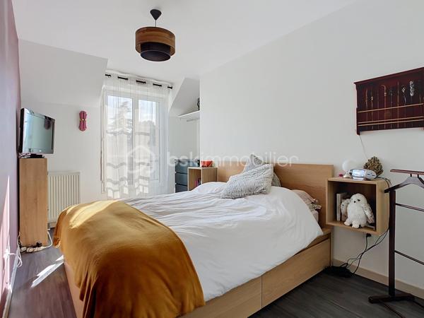 EXCLUSIVITÉ À COUPVRAY
Laissez-vous séduire par ce magnifique appartement 3 pièces de 61 m² Carrez, niché au 2ᵉ et dernier étage d’une résidence récente, sécurisée et parfaitement entretenue.
Dès l’entrée, vous découvrirez une belle pièce de vie baignée de lumière grâce à son exposition plein ouest. Le séjour s’ouvre sur un agréable balcon sans vis-à-vis direct, offrant une vue dégagée et un véritable espace de détente.
La cuisine ouverte, moderne, aménagée et équipée, s’intègre parfaitement à l’espace de vie pour des moments conviviaux en famille ou entre amis. Des toilettes indépendantes complètent cet espace.
Côté nuit, un espace entièrement privé comprend : 
✅ Deux chambres confortables avec placards intégrés
✅ Une salle de bains fonctionnelle
✅ Un espace buanderie astucieusement aménagé 
+++ Les atouts qui font la différence :
✔ Résidence récente et calme
✔ 2 de parking privatives en sous-sol sécurisé
✔ Fibre optique
✔ Double vitrage et excellente isolation
✔ Compteurs individuels (eau, gaz, électricité) avec chaudière individuelle
✔ DPE C : confort et économies d'énergie
✔ Faibles charges de copropriété
✔ Ravalement déjà voté et réglé par les propriétaires actuels
📍 Emplacement privilégié dans le secteur recherché Centre-Ville / Château de Coupvray, à proximité des commerces, écoles, transports et espaces verts, tout en bénéficiant d’un environnement paisible.
Un appartement clé en main, parfait pour un premier achat, un jeune couple ou un investissement locatif de qualité.
📞 Une visite s’impose ! Contactez-moi dès maintenant au 06.78.06.00.98 
"Posez vos valises et profitez : ce petit bijou n’attend plus que vous !" 🏡