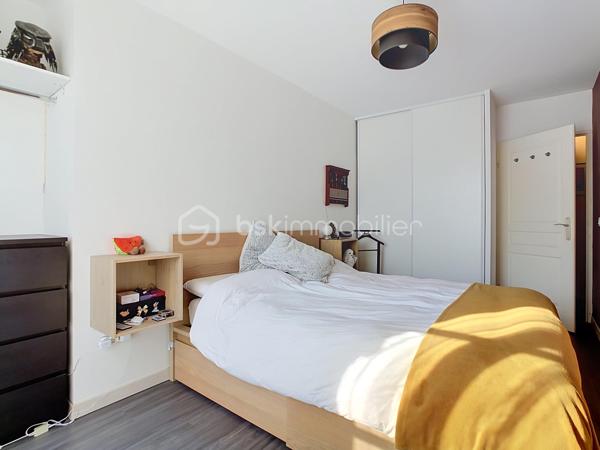 EXCLUSIVITÉ À COUPVRAY
Laissez-vous séduire par ce magnifique appartement 3 pièces de 61 m² Carrez, niché au 2ᵉ et dernier étage d’une résidence récente, sécurisée et parfaitement entretenue.
Dès l’entrée, vous découvrirez une belle pièce de vie baignée de lumière grâce à son exposition plein ouest. Le séjour s’ouvre sur un agréable balcon sans vis-à-vis direct, offrant une vue dégagée et un véritable espace de détente.
La cuisine ouverte, moderne, aménagée et équipée, s’intègre parfaitement à l’espace de vie pour des moments conviviaux en famille ou entre amis. Des toilettes indépendantes complètent cet espace.
Côté nuit, un espace entièrement privé comprend : 
✅ Deux chambres confortables avec placards intégrés
✅ Une salle de bains fonctionnelle
✅ Un espace buanderie astucieusement aménagé 
+++ Les atouts qui font la différence :
✔ Résidence récente et calme
✔ 2 de parking privatives en sous-sol sécurisé
✔ Fibre optique
✔ Double vitrage et excellente isolation
✔ Compteurs individuels (eau, gaz, électricité) avec chaudière individuelle
✔ DPE C : confort et économies d'énergie
✔ Faibles charges de copropriété
✔ Ravalement déjà voté et réglé par les propriétaires actuels
📍 Emplacement privilégié dans le secteur recherché Centre-Ville / Château de Coupvray, à proximité des commerces, écoles, transports et espaces verts, tout en bénéficiant d’un environnement paisible.
Un appartement clé en main, parfait pour un premier achat, un jeune couple ou un investissement locatif de qualité.
📞 Une visite s’impose ! Contactez-moi dès maintenant au 06.78.06.00.98 
"Posez vos valises et profitez : ce petit bijou n’attend plus que vous !" 🏡