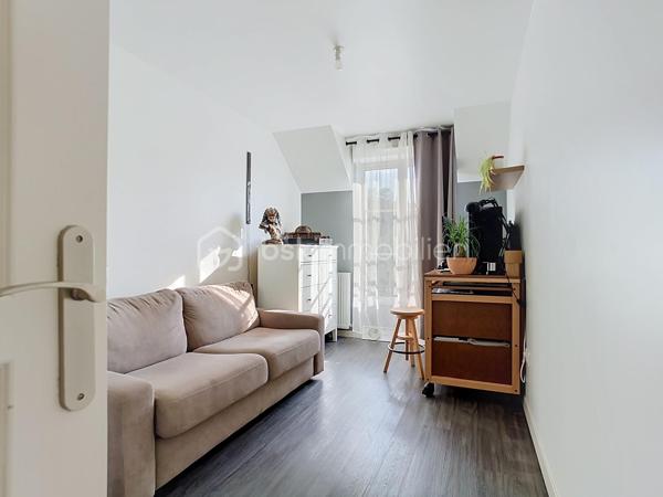 EXCLUSIVITÉ À COUPVRAY
Laissez-vous séduire par ce magnifique appartement 3 pièces de 61 m² Carrez, niché au 2ᵉ et dernier étage d’une résidence récente, sécurisée et parfaitement entretenue.
Dès l’entrée, vous découvrirez une belle pièce de vie baignée de lumière grâce à son exposition plein ouest. Le séjour s’ouvre sur un agréable balcon sans vis-à-vis direct, offrant une vue dégagée et un véritable espace de détente.
La cuisine ouverte, moderne, aménagée et équipée, s’intègre parfaitement à l’espace de vie pour des moments conviviaux en famille ou entre amis. Des toilettes indépendantes complètent cet espace.
Côté nuit, un espace entièrement privé comprend : 
✅ Deux chambres confortables avec placards intégrés
✅ Une salle de bains fonctionnelle
✅ Un espace buanderie astucieusement aménagé 
+++ Les atouts qui font la différence :
✔ Résidence récente et calme
✔ 2 de parking privatives en sous-sol sécurisé
✔ Fibre optique
✔ Double vitrage et excellente isolation
✔ Compteurs individuels (eau, gaz, électricité) avec chaudière individuelle
✔ DPE C : confort et économies d'énergie
✔ Faibles charges de copropriété
✔ Ravalement déjà voté et réglé par les propriétaires actuels
📍 Emplacement privilégié dans le secteur recherché Centre-Ville / Château de Coupvray, à proximité des commerces, écoles, transports et espaces verts, tout en bénéficiant d’un environnement paisible.
Un appartement clé en main, parfait pour un premier achat, un jeune couple ou un investissement locatif de qualité.
📞 Une visite s’impose ! Contactez-moi dès maintenant au 06.78.06.00.98 
"Posez vos valises et profitez : ce petit bijou n’attend plus que vous !" 🏡