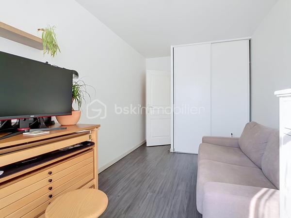 EXCLUSIVITÉ À COUPVRAY
Laissez-vous séduire par ce magnifique appartement 3 pièces de 61 m² Carrez, niché au 2ᵉ et dernier étage d’une résidence récente, sécurisée et parfaitement entretenue.
Dès l’entrée, vous découvrirez une belle pièce de vie baignée de lumière grâce à son exposition plein ouest. Le séjour s’ouvre sur un agréable balcon sans vis-à-vis direct, offrant une vue dégagée et un véritable espace de détente.
La cuisine ouverte, moderne, aménagée et équipée, s’intègre parfaitement à l’espace de vie pour des moments conviviaux en famille ou entre amis. Des toilettes indépendantes complètent cet espace.
Côté nuit, un espace entièrement privé comprend : 
✅ Deux chambres confortables avec placards intégrés
✅ Une salle de bains fonctionnelle
✅ Un espace buanderie astucieusement aménagé 
+++ Les atouts qui font la différence :
✔ Résidence récente et calme
✔ 2 de parking privatives en sous-sol sécurisé
✔ Fibre optique
✔ Double vitrage et excellente isolation
✔ Compteurs individuels (eau, gaz, électricité) avec chaudière individuelle
✔ DPE C : confort et économies d'énergie
✔ Faibles charges de copropriété
✔ Ravalement déjà voté et réglé par les propriétaires actuels
📍 Emplacement privilégié dans le secteur recherché Centre-Ville / Château de Coupvray, à proximité des commerces, écoles, transports et espaces verts, tout en bénéficiant d’un environnement paisible.
Un appartement clé en main, parfait pour un premier achat, un jeune couple ou un investissement locatif de qualité.
📞 Une visite s’impose ! Contactez-moi dès maintenant au 06.78.06.00.98 
"Posez vos valises et profitez : ce petit bijou n’attend plus que vous !" 🏡