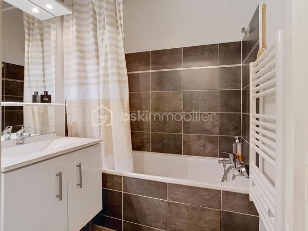EXCLUSIVITÉ À COUPVRAY
Laissez-vous séduire par ce magnifique appartement 3 pièces de 61 m² Carrez, niché au 2ᵉ et dernier étage d’une résidence récente, sécurisée et parfaitement entretenue.
Dès l’entrée, vous découvrirez une belle pièce de vie baignée de lumière grâce à son exposition plein ouest. Le séjour s’ouvre sur un agréable balcon sans vis-à-vis direct, offrant une vue dégagée et un véritable espace de détente.
La cuisine ouverte, moderne, aménagée et équipée, s’intègre parfaitement à l’espace de vie pour des moments conviviaux en famille ou entre amis. Des toilettes indépendantes complètent cet espace.
Côté nuit, un espace entièrement privé comprend : 
✅ Deux chambres confortables avec placards intégrés
✅ Une salle de bains fonctionnelle
✅ Un espace buanderie astucieusement aménagé 
+++ Les atouts qui font la différence :
✔ Résidence récente et calme
✔ 2 de parking privatives en sous-sol sécurisé
✔ Fibre optique
✔ Double vitrage et excellente isolation
✔ Compteurs individuels (eau, gaz, électricité) avec chaudière individuelle
✔ DPE C : confort et économies d'énergie
✔ Faibles charges de copropriété
✔ Ravalement déjà voté et réglé par les propriétaires actuels
📍 Emplacement privilégié dans le secteur recherché Centre-Ville / Château de Coupvray, à proximité des commerces, écoles, transports et espaces verts, tout en bénéficiant d’un environnement paisible.
Un appartement clé en main, parfait pour un premier achat, un jeune couple ou un investissement locatif de qualité.
📞 Une visite s’impose ! Contactez-moi dès maintenant au 06.78.06.00.98 
"Posez vos valises et profitez : ce petit bijou n’attend plus que vous !" 🏡