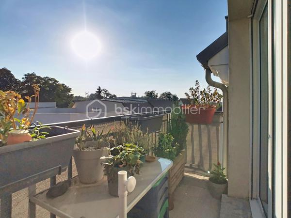 EXCLUSIVITÉ À COUPVRAY
Laissez-vous séduire par ce magnifique appartement 3 pièces de 61 m² Carrez, niché au 2ᵉ et dernier étage d’une résidence récente, sécurisée et parfaitement entretenue.
Dès l’entrée, vous découvrirez une belle pièce de vie baignée de lumière grâce à son exposition plein ouest. Le séjour s’ouvre sur un agréable balcon sans vis-à-vis direct, offrant une vue dégagée et un véritable espace de détente.
La cuisine ouverte, moderne, aménagée et équipée, s’intègre parfaitement à l’espace de vie pour des moments conviviaux en famille ou entre amis. Des toilettes indépendantes complètent cet espace.
Côté nuit, un espace entièrement privé comprend : 
✅ Deux chambres confortables avec placards intégrés
✅ Une salle de bains fonctionnelle
✅ Un espace buanderie astucieusement aménagé 
+++ Les atouts qui font la différence :
✔ Résidence récente et calme
✔ 2 de parking privatives en sous-sol sécurisé
✔ Fibre optique
✔ Double vitrage et excellente isolation
✔ Compteurs individuels (eau, gaz, électricité) avec chaudière individuelle
✔ DPE C : confort et économies d'énergie
✔ Faibles charges de copropriété
✔ Ravalement déjà voté et réglé par les propriétaires actuels
📍 Emplacement privilégié dans le secteur recherché Centre-Ville / Château de Coupvray, à proximité des commerces, écoles, transports et espaces verts, tout en bénéficiant d’un environnement paisible.
Un appartement clé en main, parfait pour un premier achat, un jeune couple ou un investissement locatif de qualité.
📞 Une visite s’impose ! Contactez-moi dès maintenant au 06.78.06.00.98 
"Posez vos valises et profitez : ce petit bijou n’attend plus que vous !" 🏡
