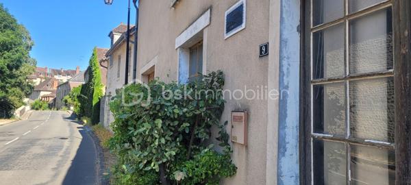 Proche pithiviers maison en pierre dans village médiéval de Yévre le Chatel d'une surface de 175 m² environ comprenant au rez de chaussée une grande pièce anciennement atelier ,véranda d 'environ 50 m² lumineuse a la suite avec vue sur jardin clos de mur .
a l' étage séjour cathédrale avec cuisine ouverte et cheminée , deux chambres mansardées , une chambre avec sa salle de bain et wc 
Mezzanine aménagée en plateau .
garage traversant .
Dépendance .
Jardin non attenant avec abri et 2 places de stationnement .
en conclusion maison coup de cœur a voir absolument pour divers projets( professionnel ,secondaire ,familial etc )
