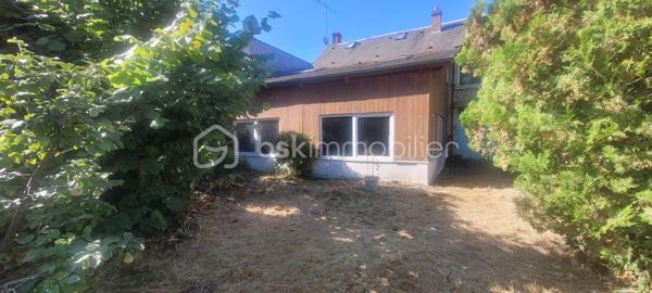 Proche pithiviers maison en pierre dans village médiéval de Yévre le Chatel d'une surface de 175 m² environ comprenant au rez de chaussée une grande pièce anciennement atelier ,véranda d 'environ 50 m² lumineuse a la suite avec vue sur jardin clos de mur .
a l' étage séjour cathédrale avec cuisine ouverte et cheminée , deux chambres mansardées , une chambre avec sa salle de bain et wc 
Mezzanine aménagée en plateau .
garage traversant .
Dépendance .
Jardin non attenant avec abri et 2 places de stationnement .
en conclusion maison coup de cœur a voir absolument pour divers projets( professionnel ,secondaire ,familial etc )