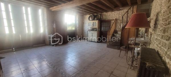 Proche pithiviers maison en pierre dans village médiéval de Yévre le Chatel d'une surface de 175 m² environ comprenant au rez de chaussée une grande pièce anciennement atelier ,véranda d 'environ 50 m² lumineuse a la suite avec vue sur jardin clos de mur .
a l' étage séjour cathédrale avec cuisine ouverte et cheminée , deux chambres mansardées , une chambre avec sa salle de bain et wc 
Mezzanine aménagée en plateau .
garage traversant .
Dépendance .
Jardin non attenant avec abri et 2 places de stationnement .
en conclusion maison coup de cœur a voir absolument pour divers projets( professionnel ,secondaire ,familial etc )